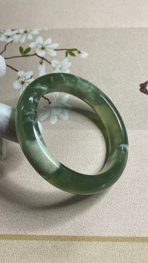 Gelang giok Xiu yang indah, tutup puting hijau, diameter 61 mm, lebar samping: 13,5 mm, potongan giok semuanya diproduksi secara alami dengan pola acak. Termasuk pengiriman dan pajak