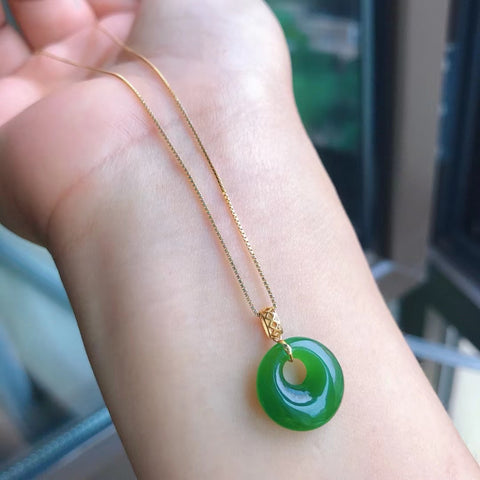 Liontin jasper yang indah terbuat dari cantolan emas 18K, batu gioknya ukuran 14 mm dan ketebalan sekitar 4,5 mm. Sertifikat inspeksi nasional + gratis rantai perak 925. Sudah termasuk pengiriman dan pajak