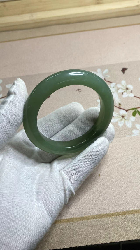 Gelang giok Xiuyu yang sangat indah, diameter 57mm, lebar sisi 11mm, semua barang giok dibuat secara alami dengan pola acak. Termasuk biaya pengiriman dan pajak
