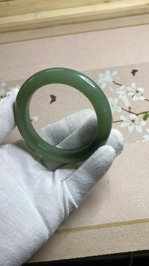 Gelang giok Xiuyu yang sangat indah, diameter 57mm, lebar sisi 11mm, semua barang giok dibuat secara alami dengan pola acak. Termasuk biaya pengiriman dan pajak