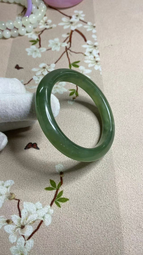 Gelang giok Xiuyu hijau penuh yang sangat indah, diameter 60,5 mm, lebar sisi 11,3, semua barang giok dibuat secara alami dengan pola acak. Gratis pajak pengiriman