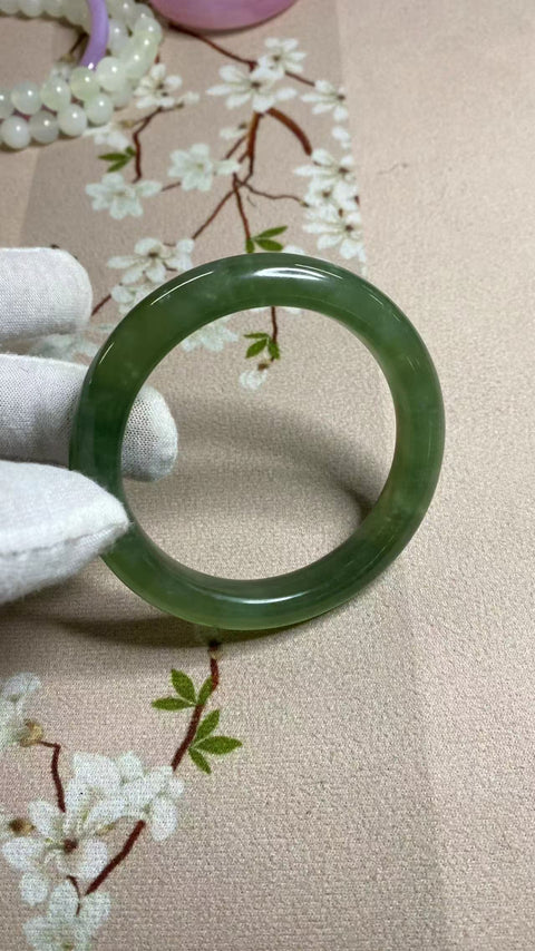 Gelang giok Xiuyu hijau penuh yang sangat indah, diameter 60,5 mm, lebar sisi 11,3, semua barang giok dibuat secara alami dengan pola acak. Gratis pajak pengiriman