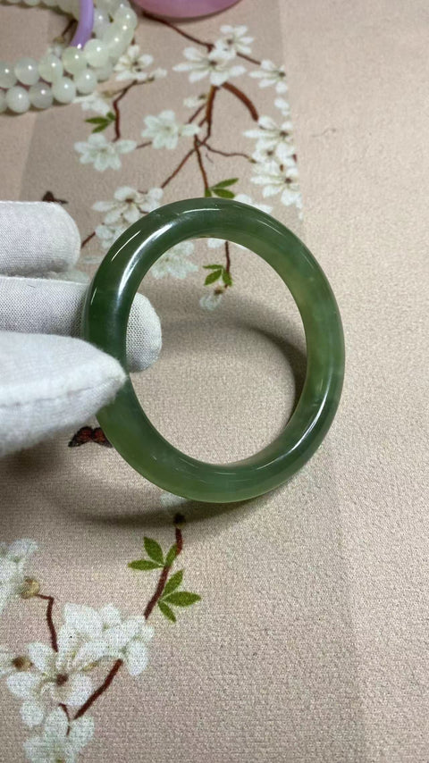 Gelang giok Xiuyu hijau penuh yang sangat indah, diameter 60,5 mm, lebar sisi 11,3, semua barang giok dibuat secara alami dengan pola acak. Gratis pajak pengiriman