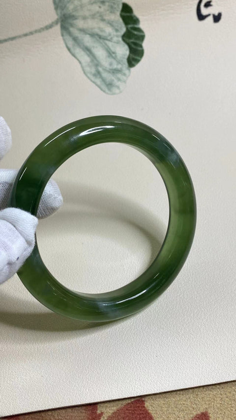 Gelang bahan giok Xiuyu 180 yang sangat indah, diameter 59,5 mm, lebar tepi: 12,5 mm, semua barang giok dibuat secara alami dengan pola acak. Termasuk biaya pengiriman dan pajak