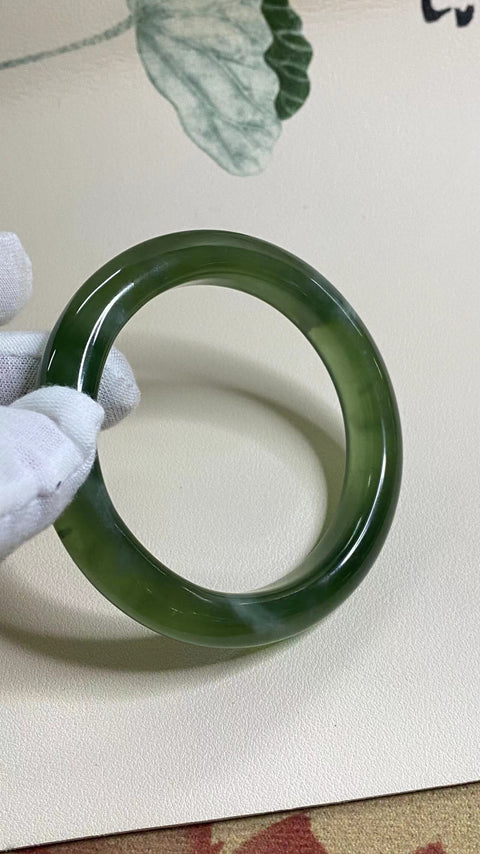 Gelang bahan giok Xiuyu 180 yang sangat indah, diameter 59,5 mm, lebar tepi: 12,5 mm, semua barang giok dibuat secara alami dengan pola acak. Termasuk biaya pengiriman dan pajak