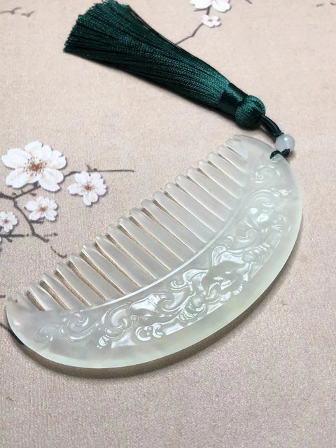 Sisir Giok yang Indah Sisir Giok yang halus dan hangat, nyaman saat disentuh Ukuran 93,3 * 44,5 mm Sudah termasuk ongkos kirim dan pajak.