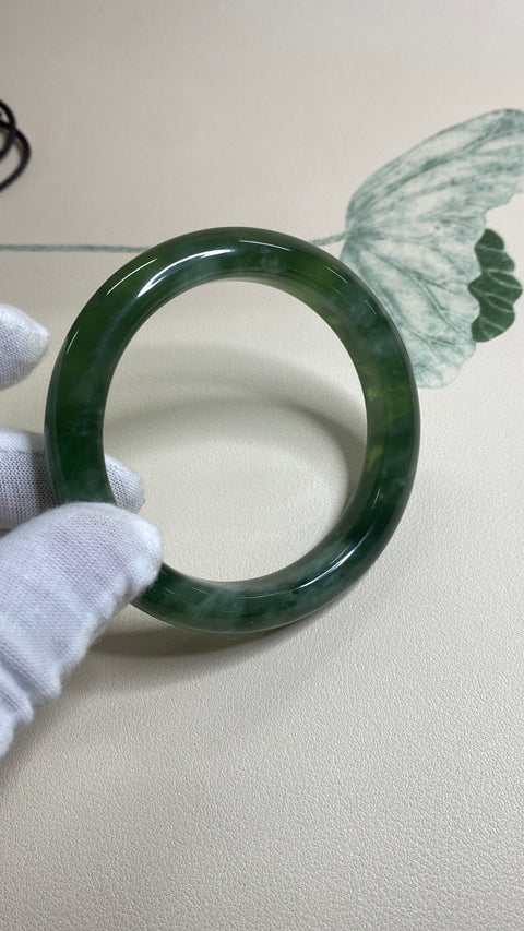 Gelang giok Xiuyan hijau penuh yang sangat indah, penutup susu anggur hijau, diameter 60mm, lebar tepi: 12,4mm, semua barang giok dibuat secara alami dengan pola acak. Termasuk pajak pengiriman