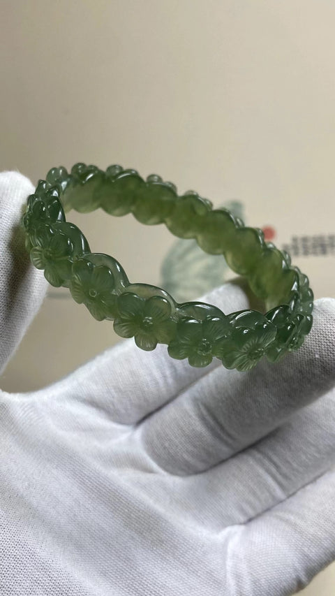Bunga mekar: Gelang ukiran hijau es giok Xiuyan yang indah, diameter 57,5mm, lebar tepi 13,4mm, semua barang giok dibuat secara alami dengan pola acak, termasuk biaya pengiriman dan pajak