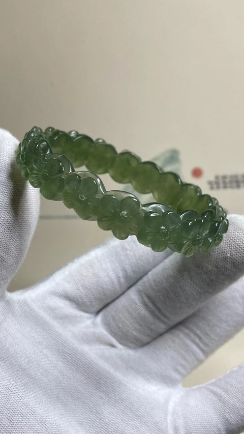 Bunga mekar: Gelang ukiran hijau es giok Xiuyan yang indah, diameter 57,5mm, lebar tepi 13,4mm, semua barang giok dibuat secara alami dengan pola acak, termasuk biaya pengiriman dan pajak