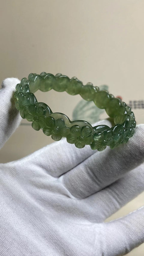 Bunga mekar: Gelang ukiran hijau es giok Xiuyan yang indah, diameter 57,5mm, lebar tepi 13,4mm, semua barang giok dibuat secara alami dengan pola acak, termasuk biaya pengiriman dan pajak