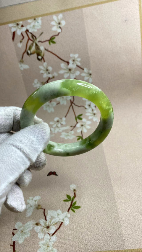Gelang giok Xiuyan yang indah, tutup susu anggur hijau, penuh kepala air, cantik dipakai🤩, gaya serbaguna, diameter 56,1mm, lebar sisi 11,6mm, semua barang giok dibuat secara alami dengan pola acak, termasuk pengiriman dan pajak
