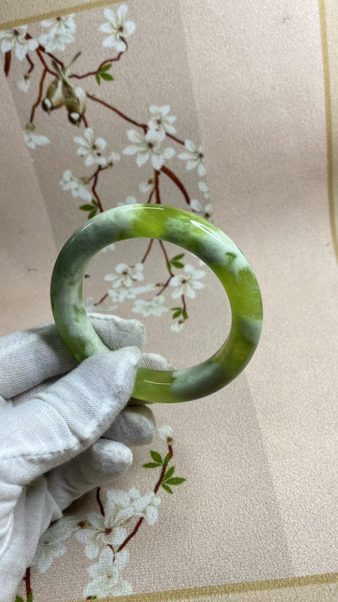 Gelang giok Xiuyan yang indah, tutup susu anggur hijau, penuh kepala air, cantik dipakai🤩, gaya serbaguna, diameter 56,1mm, lebar sisi 11,6mm, semua barang giok dibuat secara alami dengan pola acak, termasuk pengiriman dan pajak