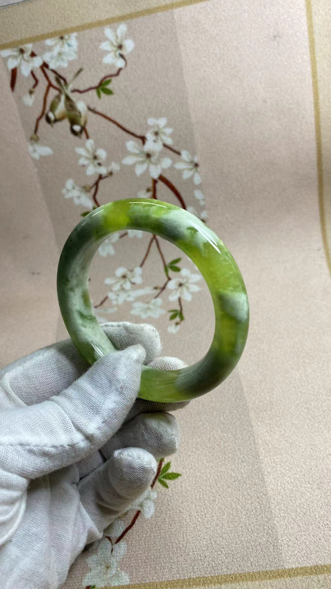 Gelang giok Xiuyan yang indah, tutup susu anggur hijau, penuh kepala air, cantik dipakai🤩, gaya serbaguna, diameter 56,1mm, lebar sisi 11,6mm, semua barang giok dibuat secara alami dengan pola acak, termasuk pengiriman dan pajak