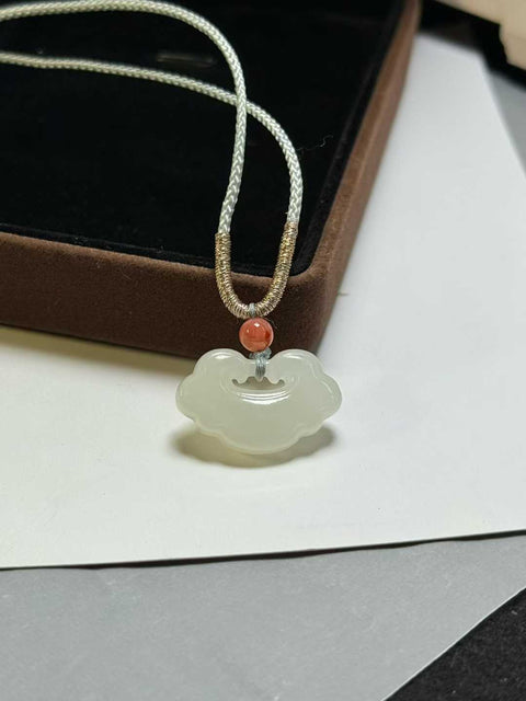 Gembok ruyi giok Hetian, melambangkan kekayaan dan keberuntungan. Gioknya halus. Perkiraan ukuran 22×14×6mm. Gratis ongkos kirim dan pajak