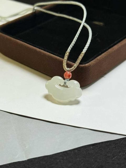 Gembok ruyi giok Hetian, melambangkan kekayaan dan keberuntungan. Gioknya halus. Perkiraan ukuran 22×14×6mm. Gratis ongkos kirim dan pajak