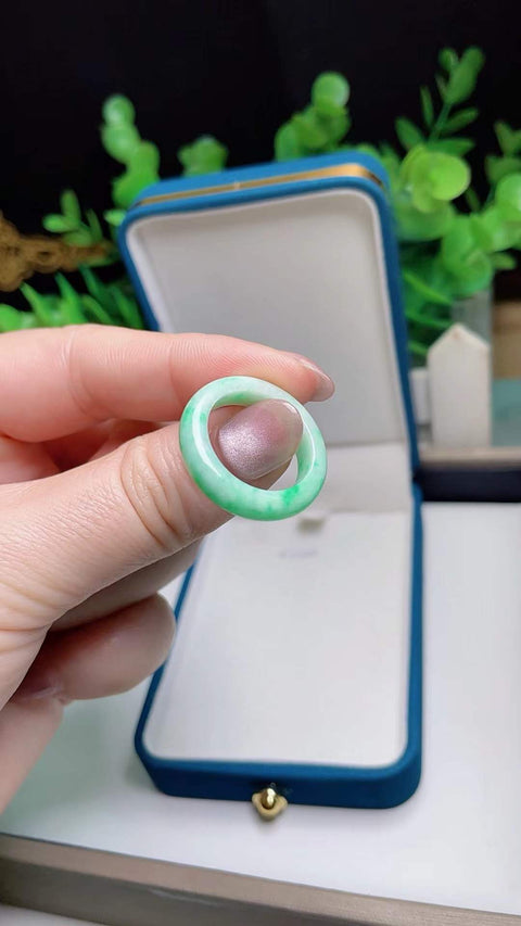 Cincin giok alami, dari tambang tua, dengan tekstur halus dan hangat, hijau kacang dengan corak hijau terang, diameter dalam 17,5 mm. Semua batu alam terbentuk secara alami. Gratis ongkos kirim dan pajak