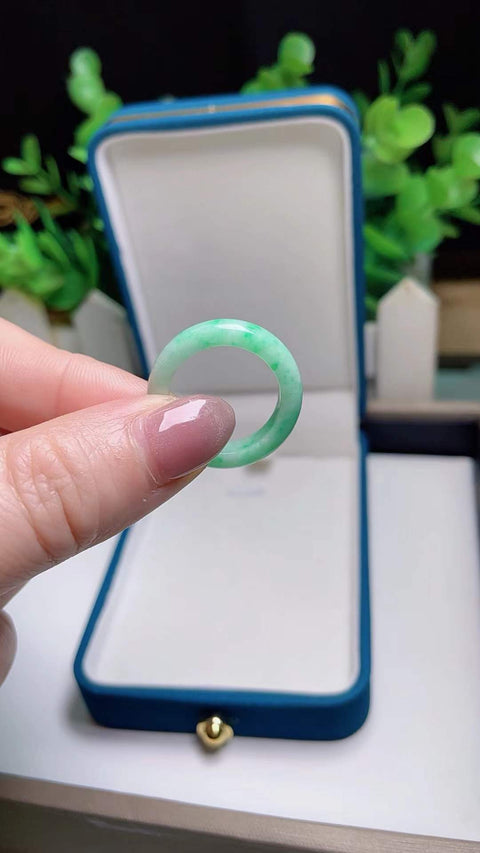 Cincin giok alami, dari tambang tua, dengan tekstur halus dan hangat, hijau kacang dengan corak hijau terang, diameter dalam 17,5 mm. Semua batu alam terbentuk secara alami. Gratis ongkos kirim dan pajak