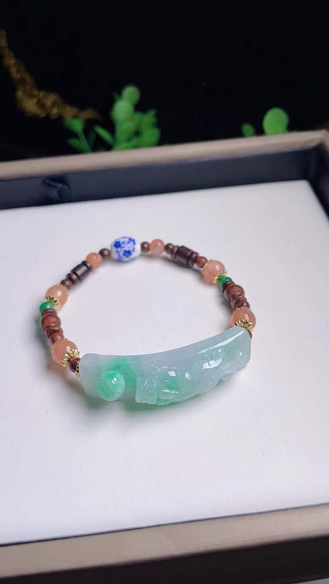Liontin giok alami, dari tambang tua, dengan tekstur halus dan hangat, tembus cahaya yang sangat baik, ukiran yang indah, dimensi 4,3 x 1,2 cm, gratis ongkos kirim dan pajak