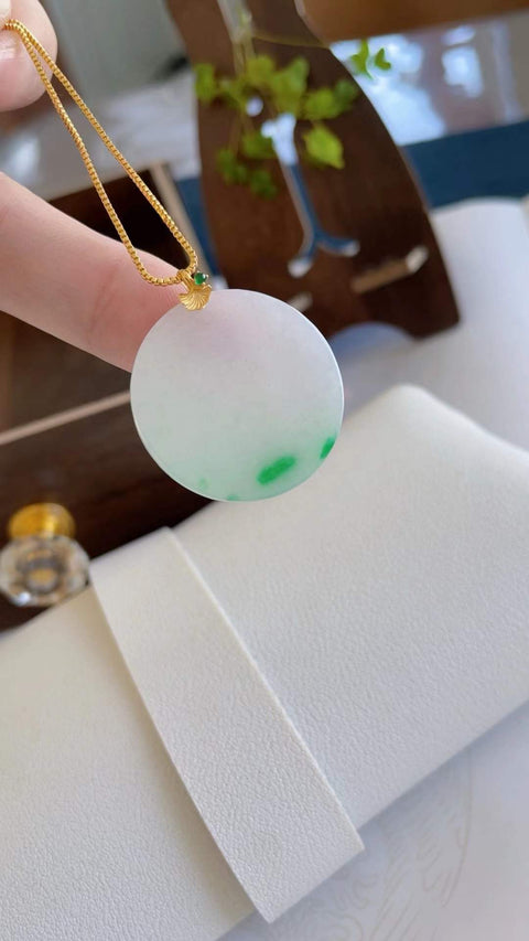 Liontin giok alami berbentuk bulat sempurna, dari tambang tua, dengan tekstur halus dan hangat, warna hijau cerah yang indah, dipasang dalam emas 18 karat, ukuran 2,8 cm, termasuk ongkos kirim dan pajak
