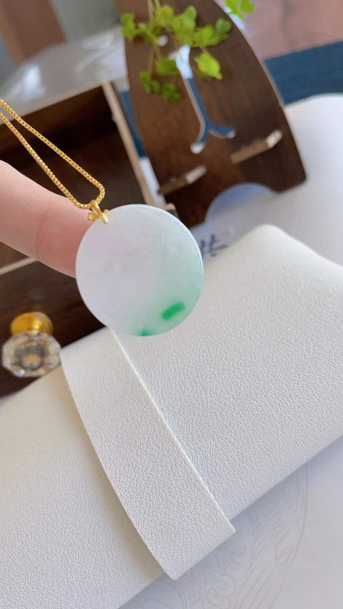 Liontin giok alami berbentuk bulat sempurna, dari tambang tua, dengan tekstur halus dan hangat, warna hijau cerah yang indah, dipasang dalam emas 18 karat, ukuran 2,8 cm, termasuk ongkos kirim dan pajak