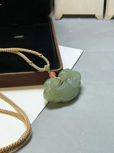 Gembok Ruyi giok Hetian ini melambangkan kekayaan dan keberuntungan. Berukuran sekitar 42×26×12mm. Gratis ongkos kirim dan pajak