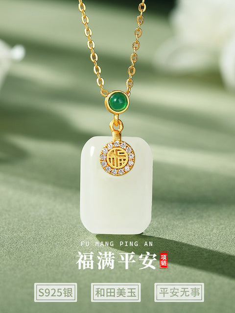 Liontin karakter "Fu" (福, yang berarti keberuntungan) dari giok Hetian alami perak sterling S925 ini berukuran sekitar 12x25mm. Harga sudah termasuk ongkos kirim dan pajak.