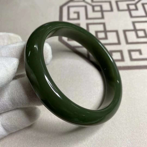 Gelang giok Hetian yang indah, diameter 55 - 62 mm, lebar samping 13,9 mm, gratis ongkir dan pajak, giok semuanya diproduksi secara alami dengan pola acak.