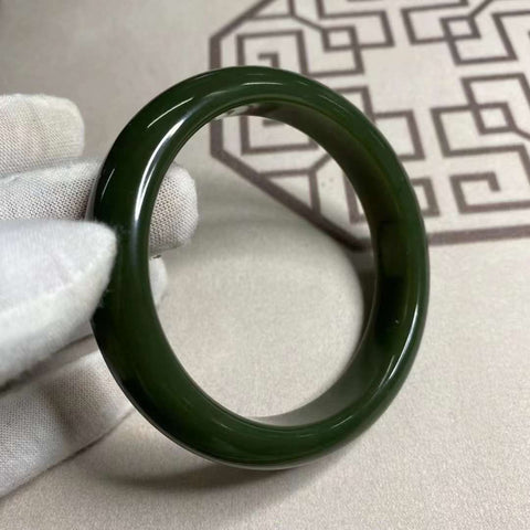 Gelang giok Hetian yang indah, diameter 55 - 62 mm, lebar samping 13,9 mm, gratis ongkir dan pajak, giok semuanya diproduksi secara alami dengan pola acak.