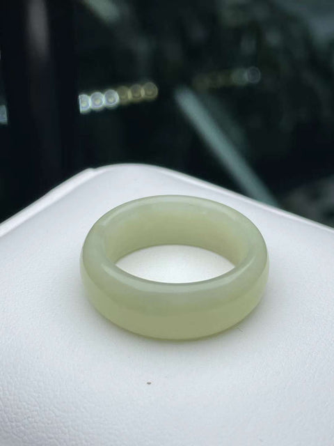 Cincin giok tua kuning dan putih giok Hetian alami. Kualitas giok halus dan lembab. Struktur kokoh dan serbaguna. Ukuran: 20×8,5㎜. Gratis ongkos kirim dan pajak