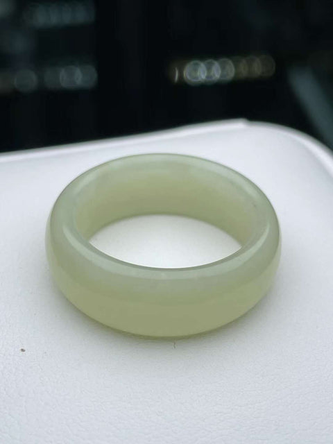 Cincin giok tua kuning dan putih giok Hetian alami. Kualitas giok halus dan lembab. Struktur kokoh dan serbaguna. Ukuran: 20×8,5㎜. Gratis ongkos kirim dan pajak