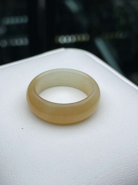 Cincin giok tua kuning dan putih giok Hetian alami. Kualitas giok halus dan lembab. Struktur kokoh. Warna gradasi gula. Dapat dipakai dengan gaya apa pun. Ukuran: 19×7,5㎜. Gratis ongkos kirim dan pajak