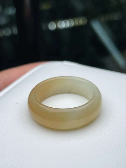Cincin giok tua kuning dan putih giok Hetian alami. Kualitas giok halus dan lembab. Struktur kokoh. Warna gradasi gula. Dapat dipakai dengan gaya apa pun. Ukuran: 19×7,5㎜. Gratis ongkos kirim dan pajak