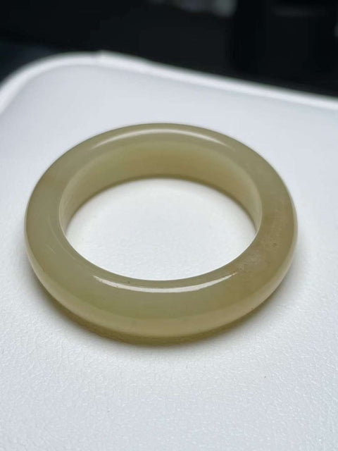 Cincin giok tua kuning dan putih giok Hetian alami. Kualitas giok halus dan hangat. Warna gula seragam. Dapat dikenakan dengan kepribadian apa pun. Ukuran: 22×6.8㎜. Gratis ongkos kirim dan pajak