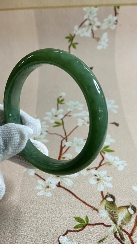 Gelang Giok Cui Alami Ukuran 63-65mm Ukuran 64.2mm Lebar Sisi 12.1mm Giok terjadi secara alami Pola acak Pajak pengiriman sudah termasuk.