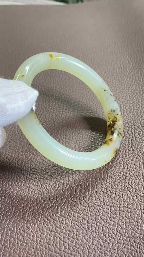 Gelang Giok Cui Alami Ukuran 56-58mm Ukuran 57.5mm Lebar Sisi 10.3mm Giok terbentuk secara alami Pola acak Pengiriman dan pajak sudah termasuk.