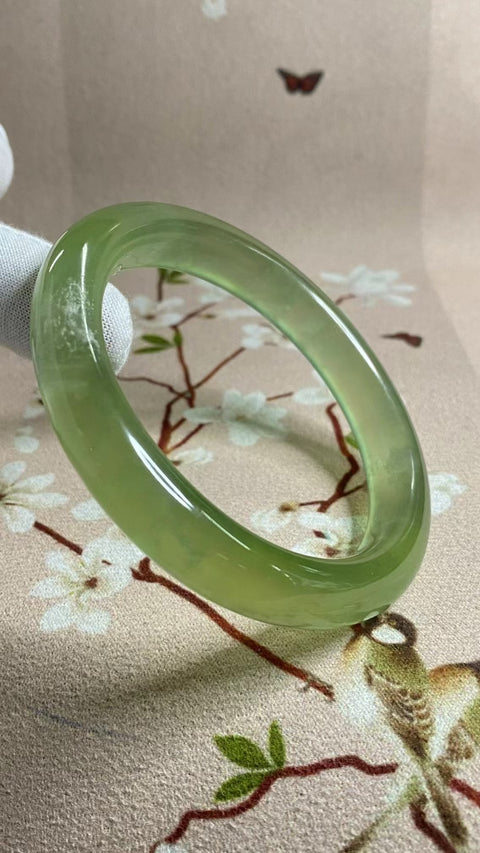 Gelang Hijau Rumput Giok Cui Giok Alami Ukuran 62-65mm Ukuran 63.2mm Lebar Sisi 11.8mm & nbsp; Giok terjadi secara alami Pola acak termasuk pajak pengiriman