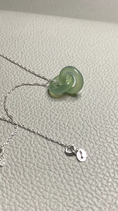 Kalung giok Cui alami dengan dasar hijau es pada rantai perak 925 yang saling bertautan untuk melambangkan cinta sejati. 15,3 mm termasuk ongkos kirim dan pajak.