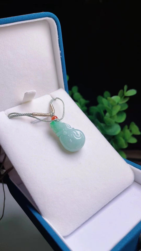 Liontin Tas Uang Jadeite Alami Bahan Lubang Tua Warna Cantik Warna Hijau Cerah Ukuran 2.6 * 1.5mm Batu giok bersih dan halus Sudah termasuk pajak pengiriman.