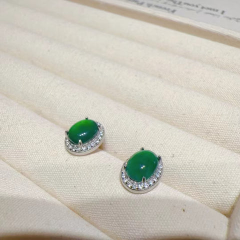 Anting-anting Giok Guatemala alami yang terbuat dari batu giok perak 925 ukuran 8 * 6mm Ukuran keseluruhan 10 * 8.5mm Gaya sangat indah dan kecil; Sudah termasuk pajak pengiriman