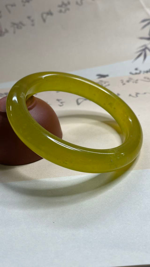 Gelang giok Xiuyan yang indah, bunga emas, emas menunjukkan kekayaan, diameter dalam: 60,2mm, lebar samping 12,4mm, batu alam dihasilkan secara alami, polanya acak, termasuk pajak pengiriman