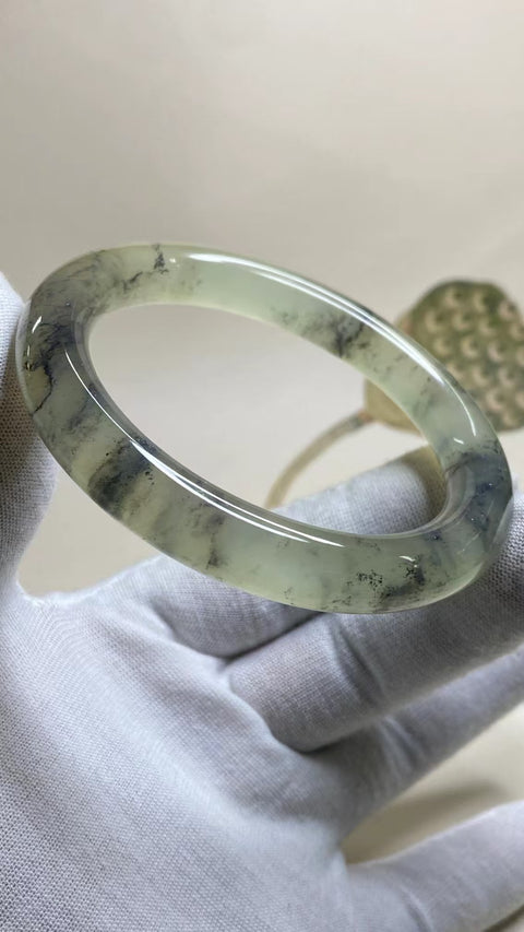 Gelang Lukisan Pemandangan Giok Cui Alami Ukuran 58-60mm Lebar Sisi 10.8mm Giok ini terbentuk secara alami dan polanya acak Sudah termasuk ongkos kirim dan pajak.