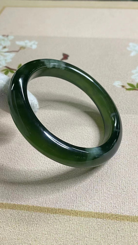 Gelang Bahan Fine Jade 180 Ukuran Gelang 56.7mm Lebar 11.7mm Giok terbentuk secara alami Pola acak Sudah termasuk pajak pengiriman.