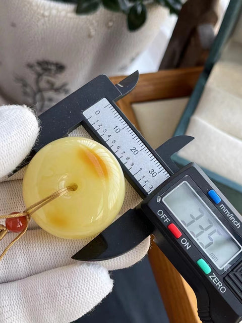 Liontin Perdamaian Lilin Lebah Alami Ukuran seperti yang ditunjukkan Berat penuh dan bulat 14.96g Tekstur halus dan hangat Sudah termasuk ongkos kirim dan pajak.