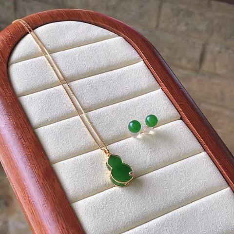 Anting Set Giok Alami 6mm + Kalung 10 * 15mm Giok yang bersih, halus dan hangat, terbuat dari emas 18 karat.