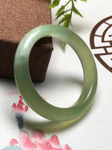 Gelang Giok Cui Alami & nbsp; Ukuran 52.5 * 12.3 * 9mm Batu giok ini terbentuk secara alami dan polanya acak Termasuk pajak pengiriman.