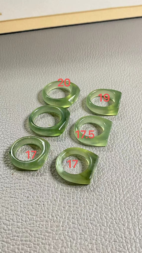 Ukuran Cincin Hijau Fluorescent Jade Cui Alami seperti yang ditunjukkan Jade baik-baik saja dan hangat, gaya yang indah, sudah termasuk pajak pengiriman.