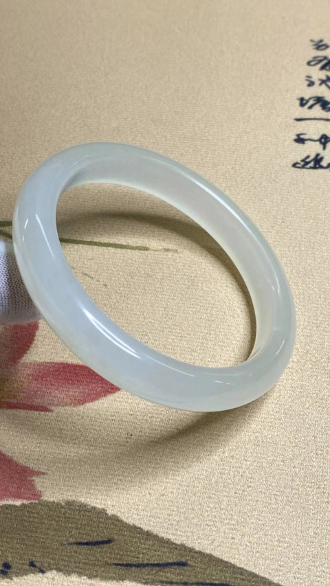 Gelang Cahaya Bulan Es Giok Cui Fine Jade Ukuran 63-65mm Ukuran 64.8mm Lebar Sisi 12.3mm Giok terjadi secara alami Pola acak Termasuk pajak pengiriman.