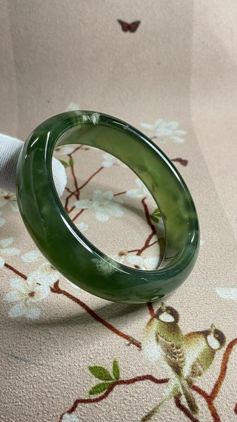 Gelang Bahan Giok Cui Alami 180 Ukuran 61-63mm Ukuran 62.2mm Lebar Sisi 16.8mm Batu giok ini terbentuk secara alami dan polanya acak Sudah termasuk pajak pengiriman.