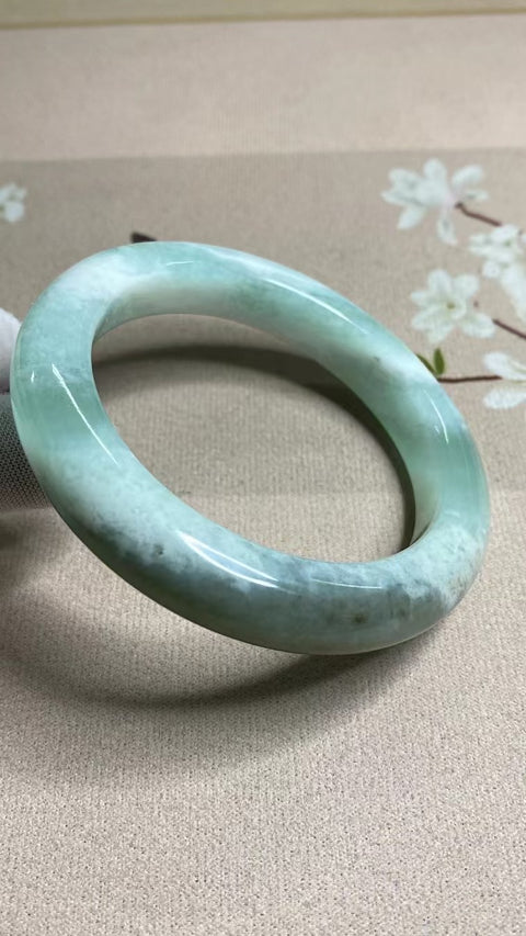 Gelang jelly jelly giok biru Cui alami Topi susu biru es Ukuran 59-61mm Ukuran 60.5mm Lebar sisi 12.5mm Batu giok semuanya terjadi secara alami Pola acak Termasuk pajak pengiriman.
