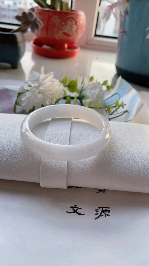 Gelang Jadeite Alami Ukuran 57mm Giok adalah semua yang terjadi secara alami Pola acak termasuk pajak pengiriman